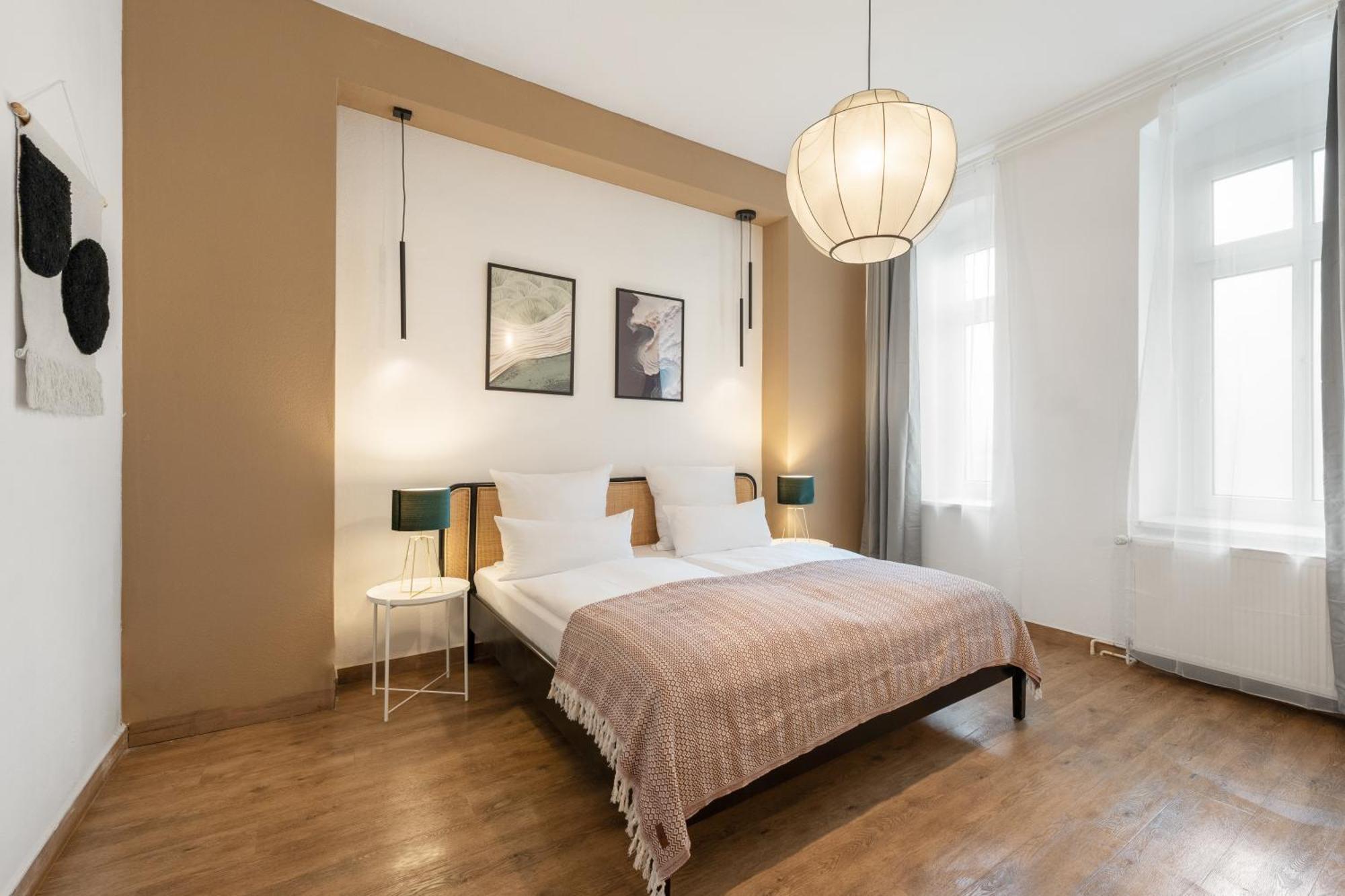 33 L With 8 & 3 Bathrooms Apartment *