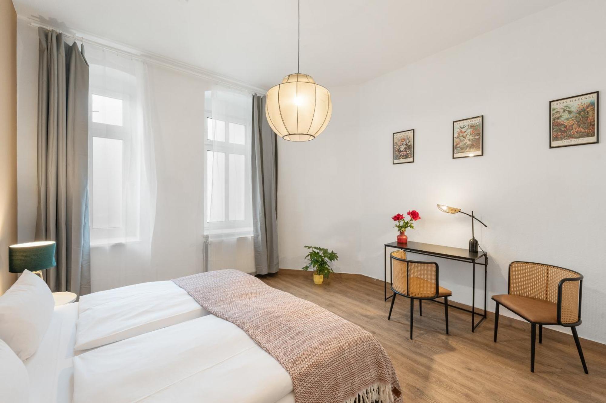 33 L With 8 & 3 Bathrooms Berlin
